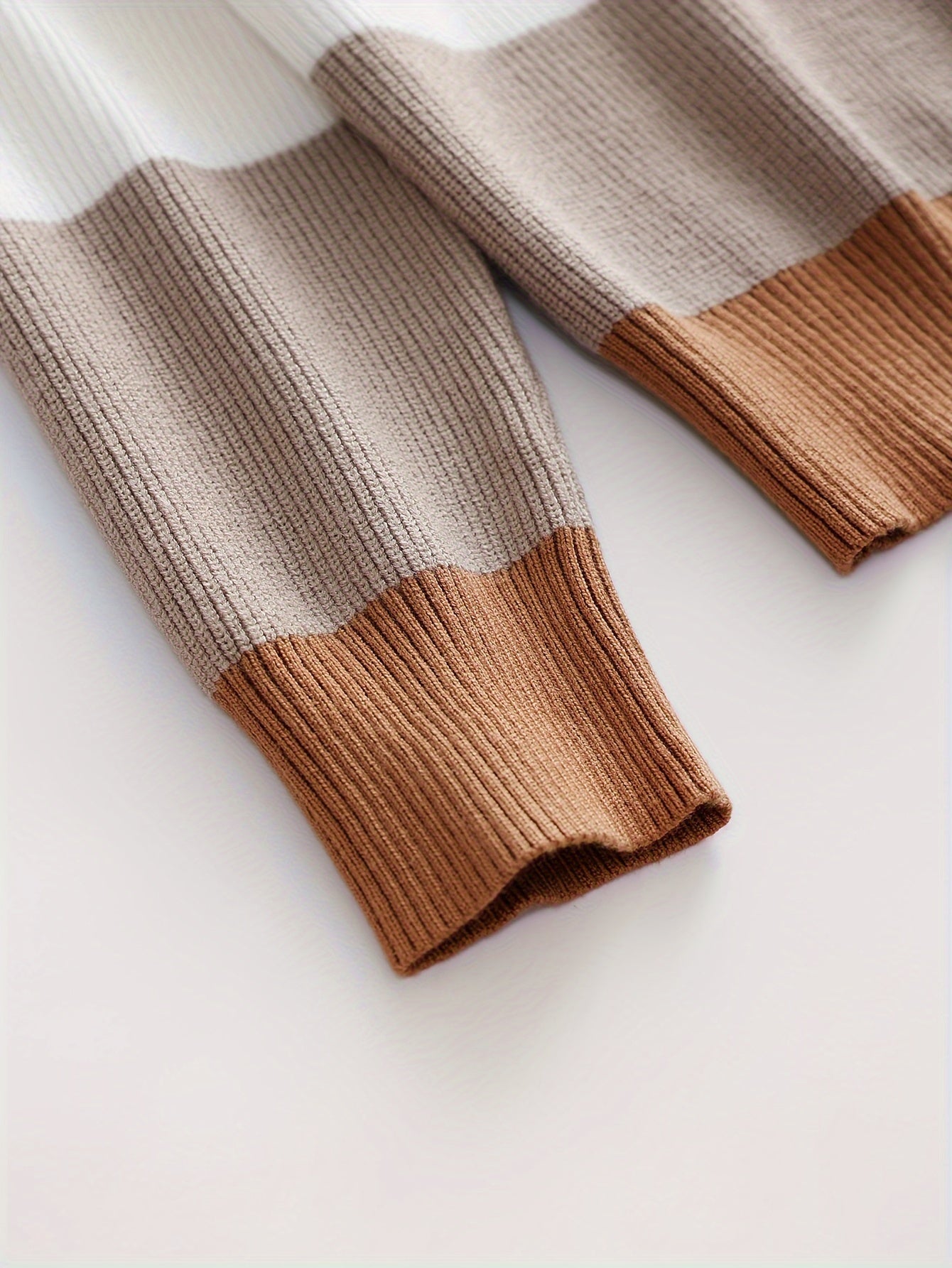 Stylish Color Blocked Men's Knitted Pullover for Active Wear