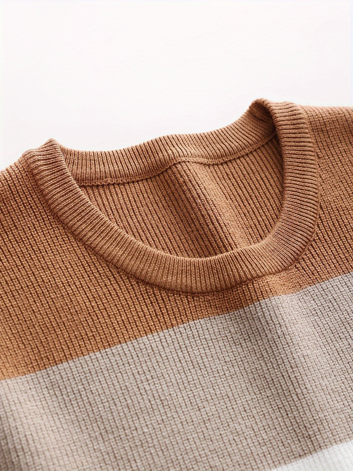 Stylish Color Blocked Men's Knitted Pullover for Active Wear